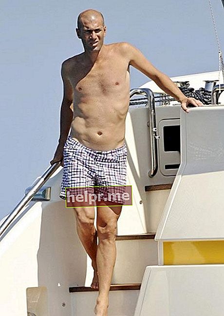 Zinedine Zidane corp fără cămașă