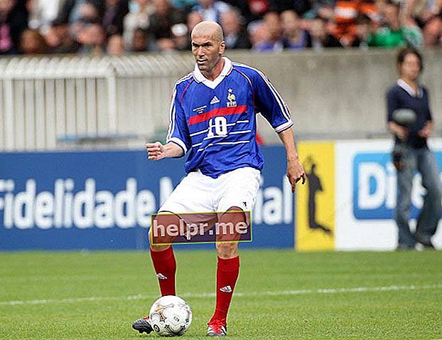 Zinedine Zidane în acțiune în timpul meciului jubiliar Bernard Lama din Paris, 11 iunie 2011