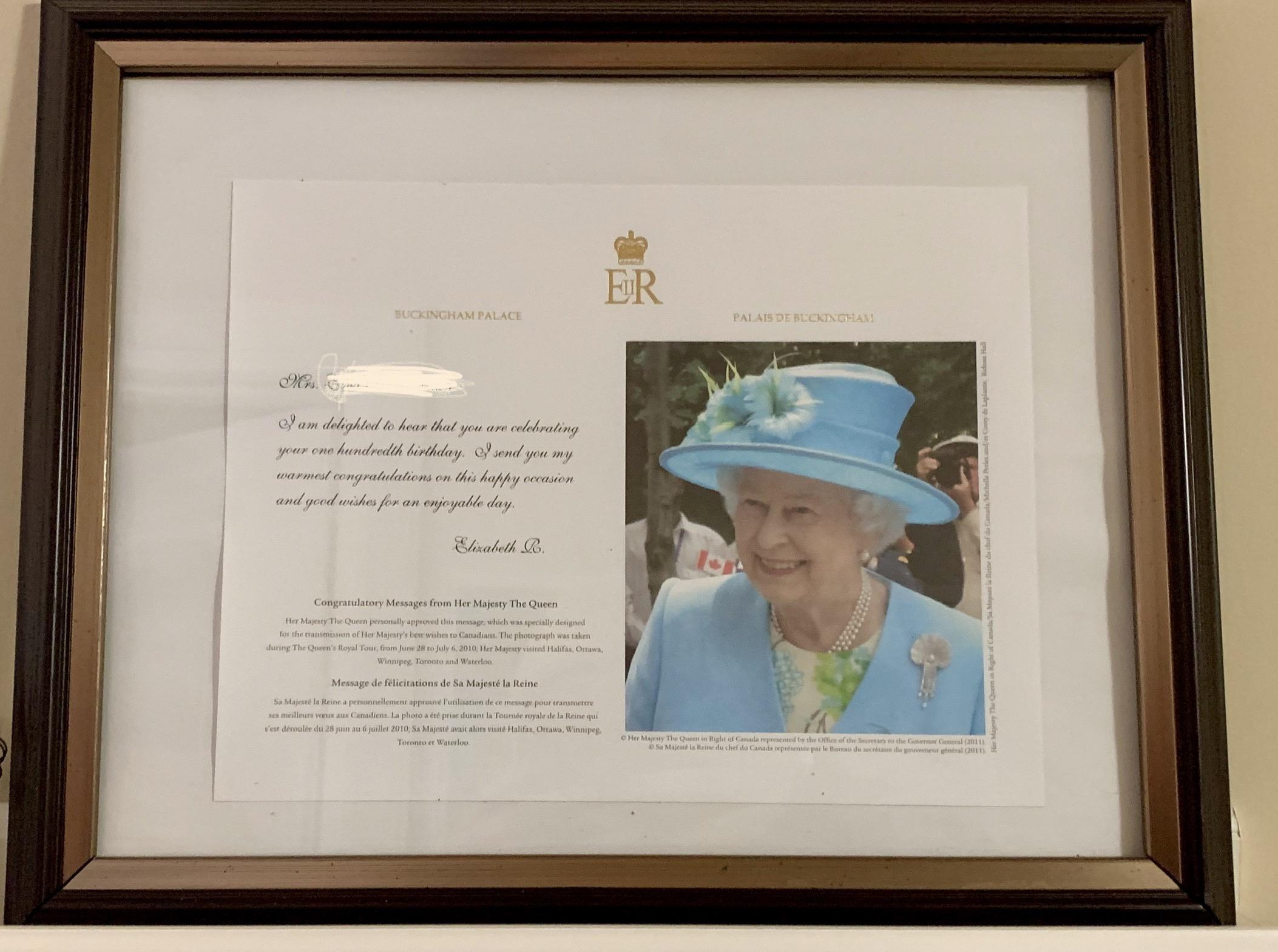 Adakah Ratu sebenarnya menandatangani kad ulang tahun?
