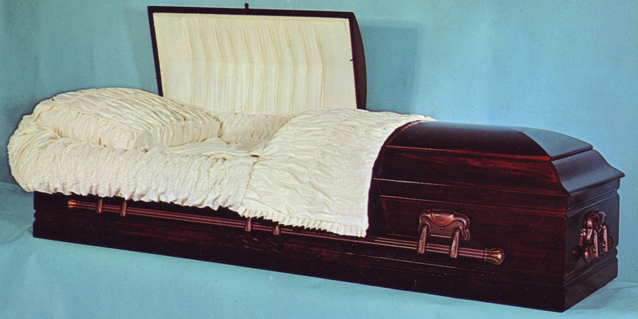 К чему снится видеть во сне гроб. Кровать гроб. Постель в гроб. Гроб холодильник.