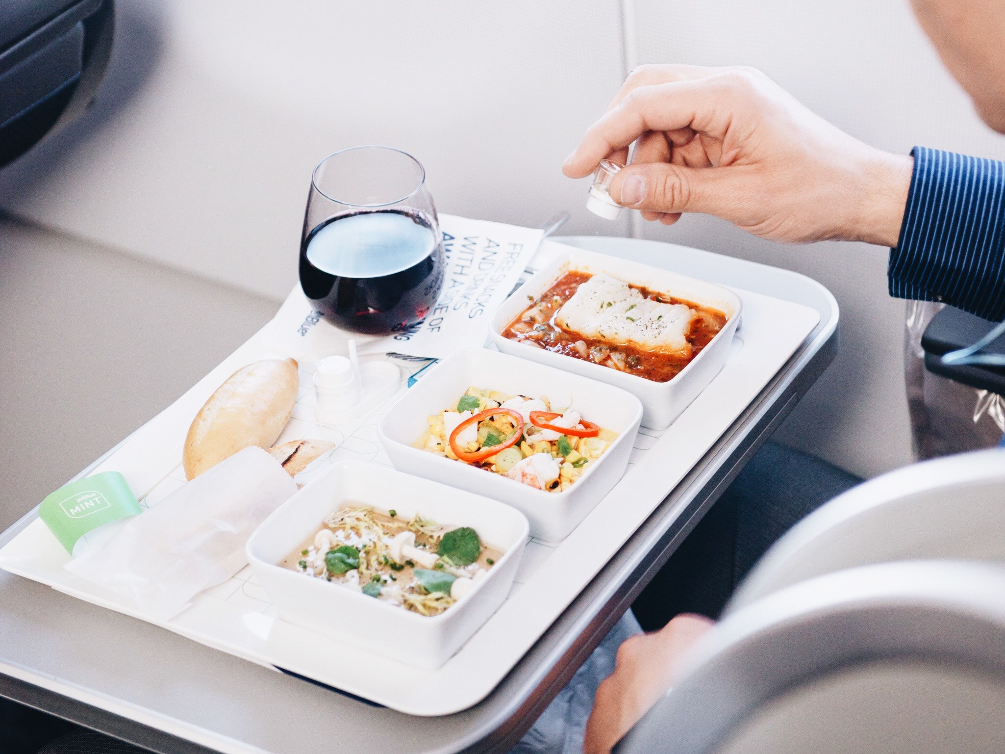 Считать обед. Питание в самолете. Обед в самолете. Обед на борту самолета. Еда на борту самолета.