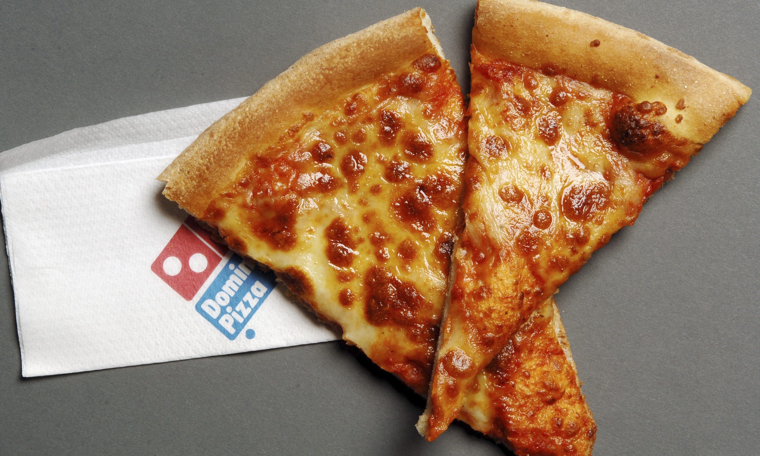 Quantas fatias estão na Domino'S Pizza?