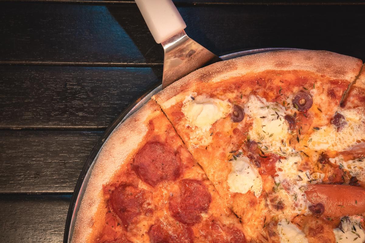 Hoeveel zal een pizza van 14 inch serveren?