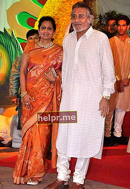 Kavita Khanna en Vinod Khanna bij de bruiloft van Esha Deol in de ISKCON-tempel in 2012