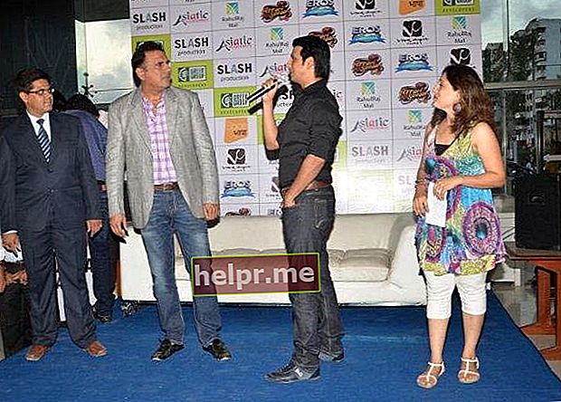 Boman Irani (in grijze jas) en Sharman Joshi promoten hun film
