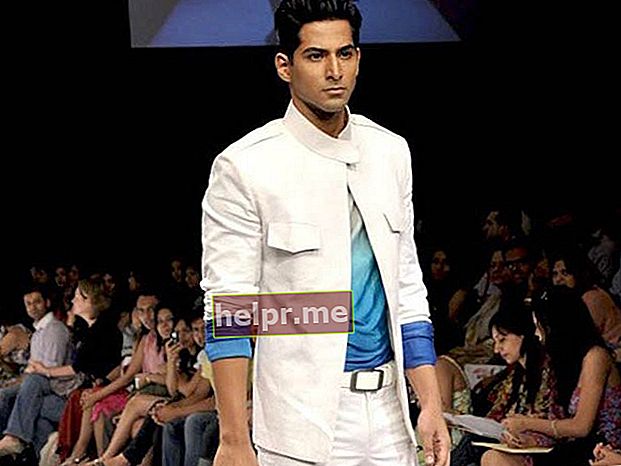 Vivan Bhatena durant una caminada a la Lakme Fashion Week 2010 per al dissenyador Riyaz Gangji