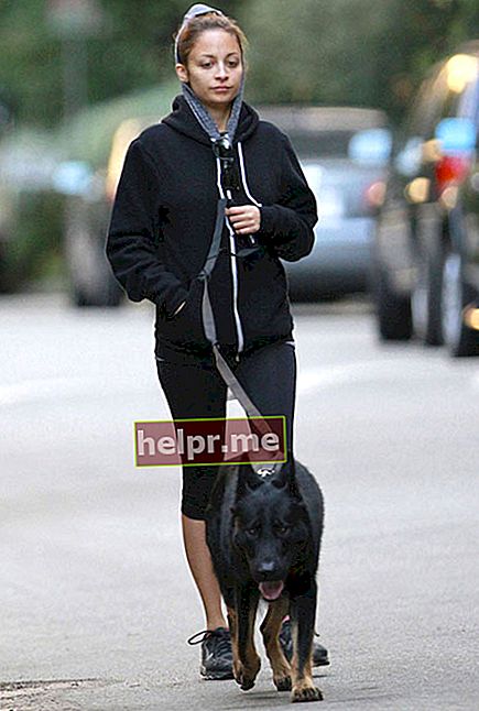 Nicole Richie mergând cu câinele ei Iro