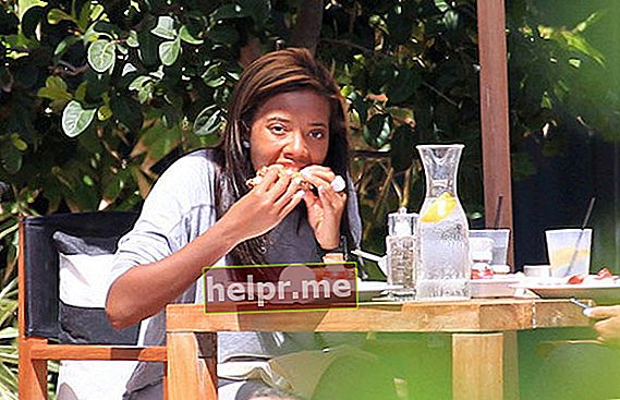 Angela Simmons jede svoj ručak.
