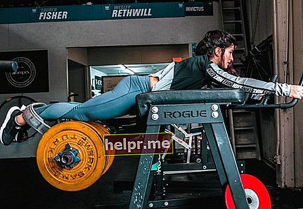 Lauren Fisher se exercitando em uma hipermáquina reversa, como visto em janeiro de 2019
