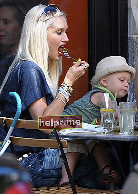 Gwen Stefani comendo salada