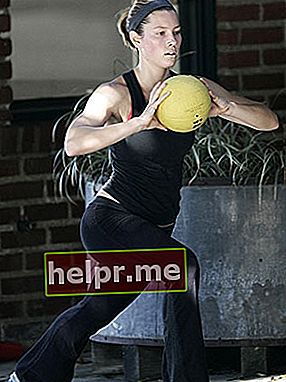 Jéssica Biel Medicine Ball Workout