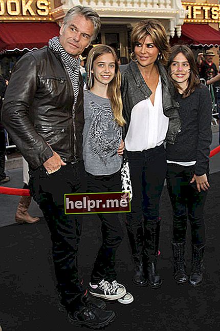 הארי המלין, ליסה רינה ו -2 בנותיהם בבכורה העולמית של