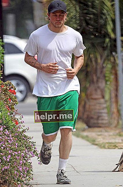 Charlie Hunnam åker utomhus