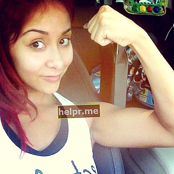 Snooki showing her arms