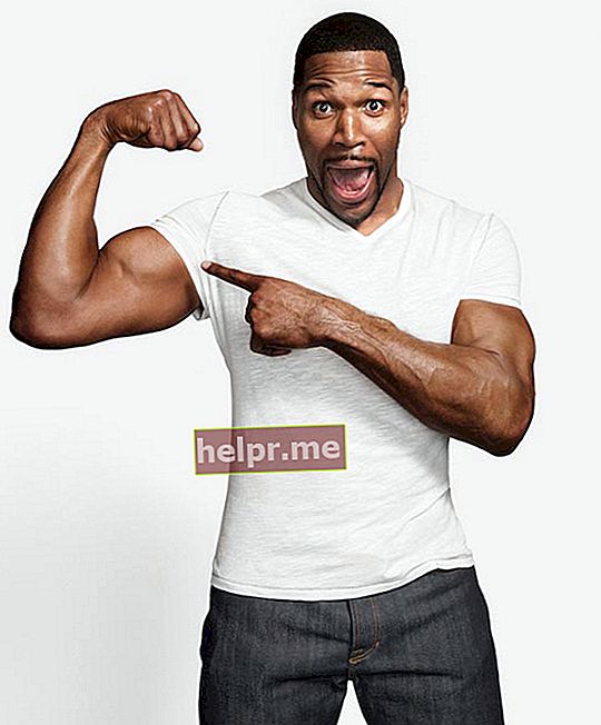 Michael Strahan mostrando seu bíceps