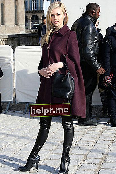 Nicola Peltz assisteix a la desfilada de Louis Vuitton com a part de la Setmana de la Moda de París de roba de dona tardor/hivern 2014-2015 el 5 de març de 2014 a París, França