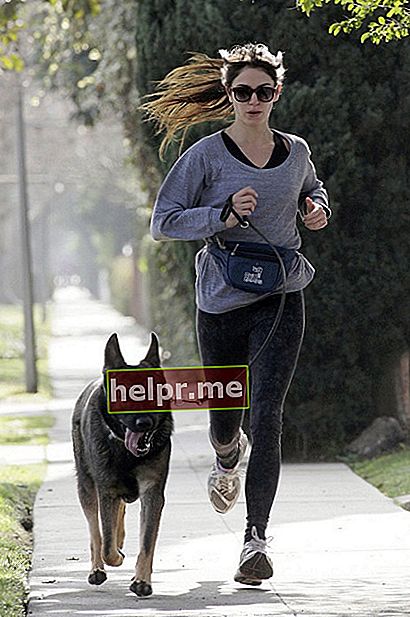 Antrenament Nikki Reed cu câine