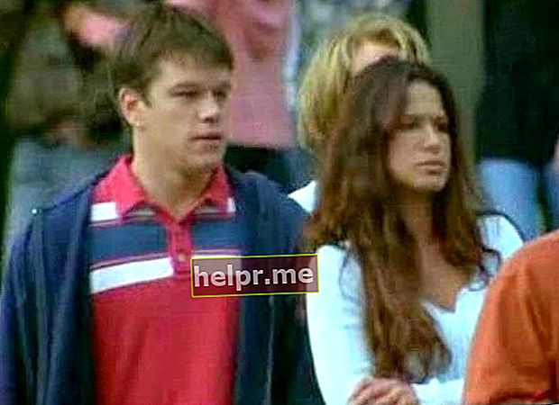 Rhona Mitra și Matt Damon într-un film din filmul din 2003 „Stuck on You”.