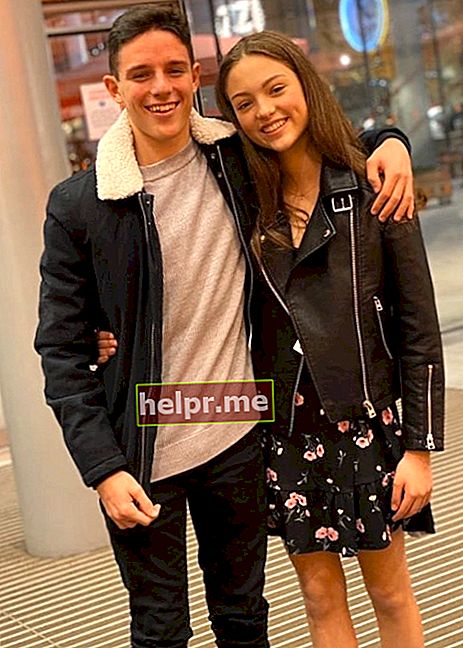 Carmel Laniado com es veu en una foto feta amb l'actor Harry Collett el desembre del 2019