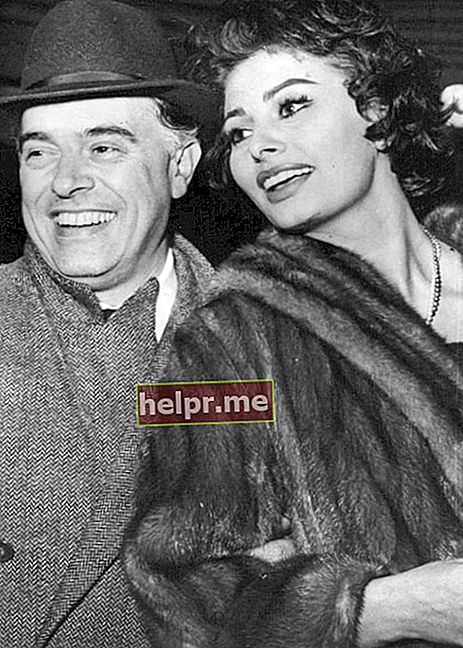 Sophia Loren kako se vidi na slici sa njenim suprugom Carlom Pintoom snimljenoj u siječnju 1958. godine
