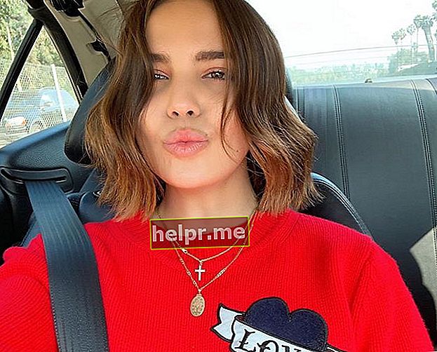 Bailee Madison u selfiju automobila u lipnju 2019
