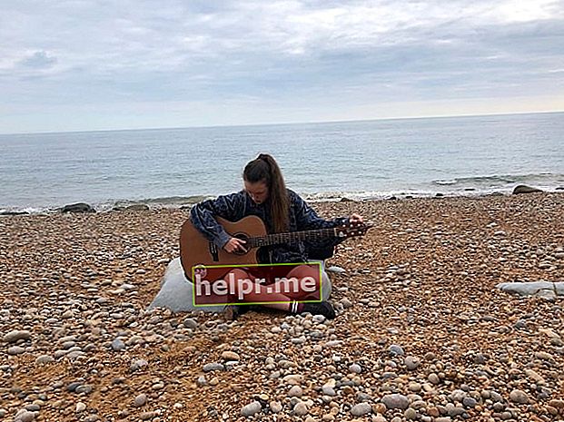 Bella Ramsey fotografiada a la platja d'Eypemouth el 2019