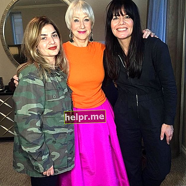 Helen Mirren (Centre) amb els membres de l'equip de perruqueria i maquillatge el març de 2018