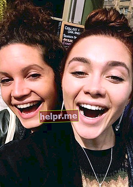 Florence Pugh (dreapta) și Arabella Vox într-un selfie în august 2017
