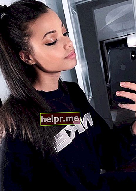 Ella Balinska en una selfie tal com es va veure el desembre del 2018