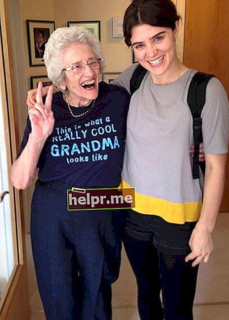 Lucy Griffiths (dreta) amb la seva àvia tal com es va veure l'agost de 2014
