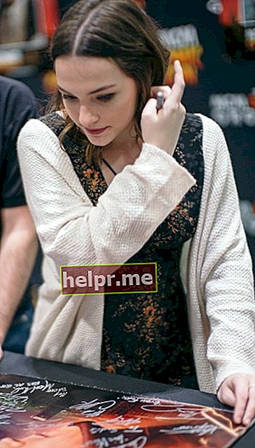 Violett Beane xuất hiện tại London Comic-Con vào tháng 10 năm 2016