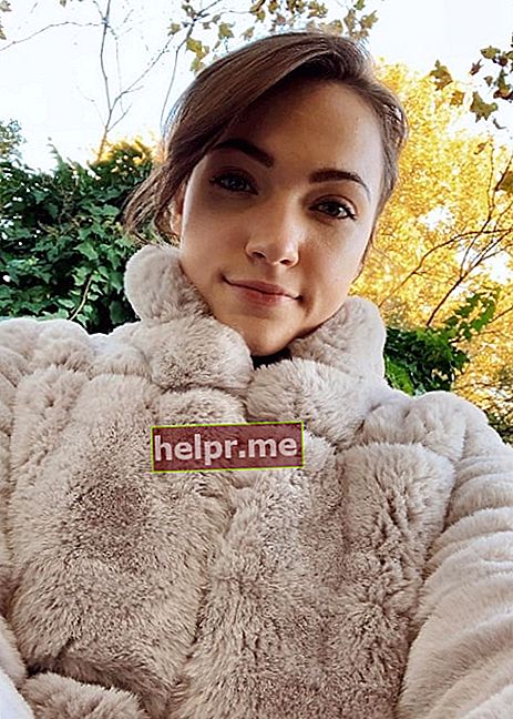 Violett Beane en una selfie l'octubre del 2018