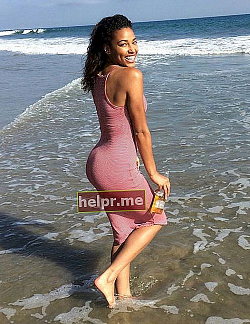 Kylie Bunbury mostra les seves corbes mentre passa una estona divertida a la platja el 4 de juliol de 2015
