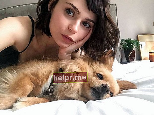 Alexandra Krosney en una selfie amb el seu gos tal com es va veure l'abril del 2019