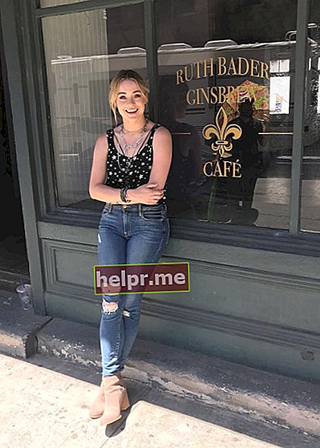 Hannah Kasulka como pode ser visto em uma foto tirada em frente a um Ruth Bader Ginsbrew Café em junho de 2017