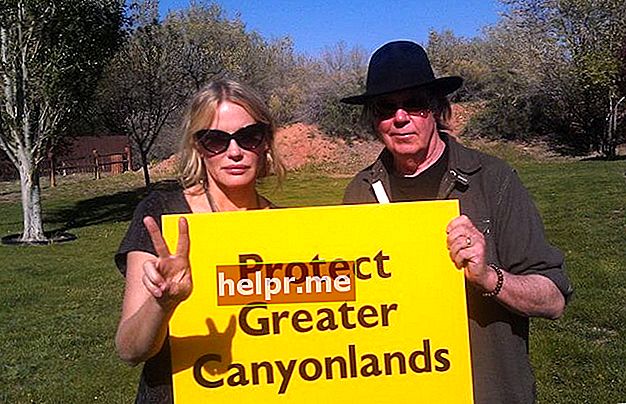 Darryl Hannah met haar vriend Neil Young op een eco-verhuizing