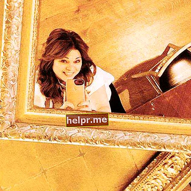 Valerie Bertinelli la Napa făcând selfie prin oglinda de tavan în noiembrie 2017