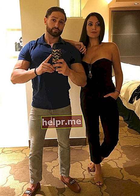 Sammi Giancola poseert voor een spiegel selfie samen met Christian Biscardi in Seminole Hard Rock Hotel & Casino, Tampa in december 2019