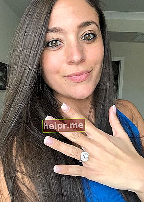 سامي جيانكولا كما شوهدت أثناء التقاط صورة سيلفي وعرض خاتمها في يناير 2020