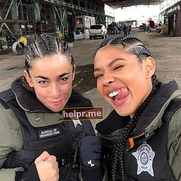 Lisseth Chavez como se ve en una selfie que se tomó con una coprotagonista de Chicago P.D. en enero de 2020