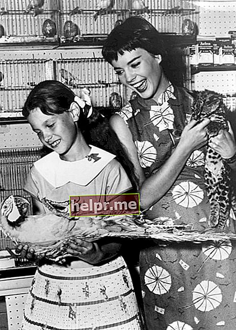 Natalie Wood (derecha) con su hermana menor Lana Wood en 1956