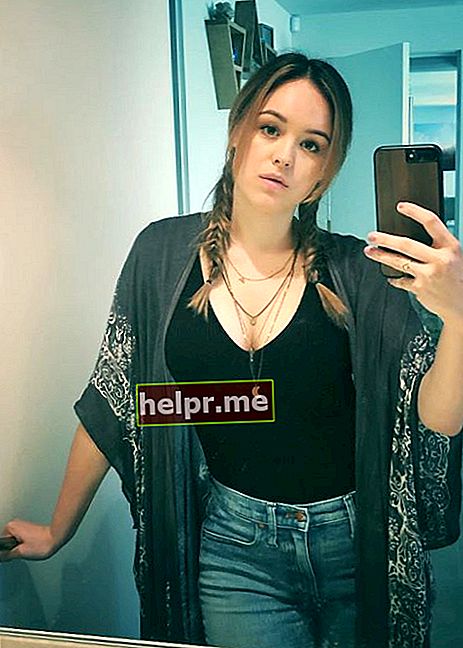 Hayley Orrantia en una selfie en espejo de Instagram en abril de 2019