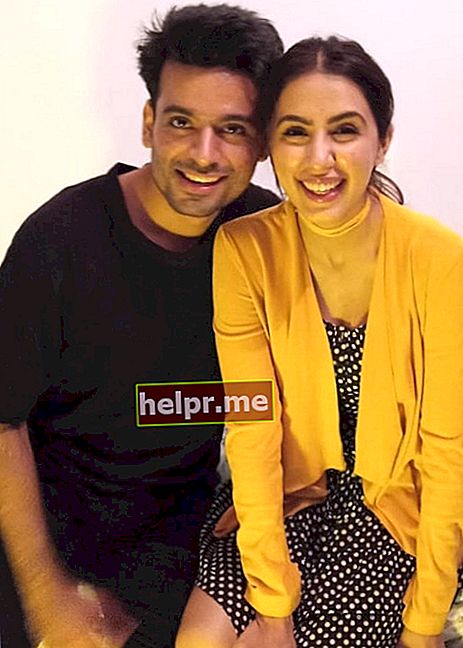Swati Kapoor sonriendo para una foto junto a Anuj Sikri en diciembre de 2018