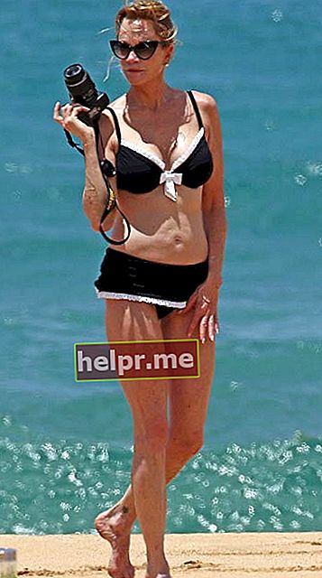 Melanie Griffith la plaja din Cannes în iulie 2012
