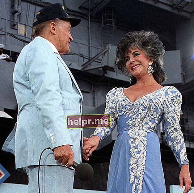 Elizabeth Taylor actuando con Bob Hope durante un espectáculo para conmemorar el 75 aniversario de la Aviación Naval en 1986