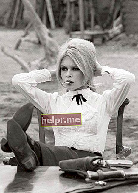 Brigitte Bardot en una sesión de fotos de modelaje en 1976