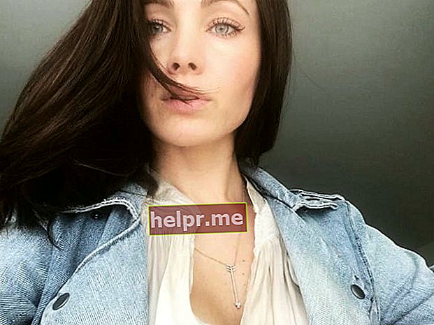 Ksenia Solo hablando sobre el cuidado de la piel en una selfie de Instagram en febrero de 2018