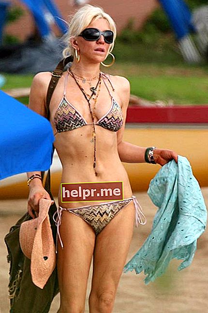 Courtney Love își etalează corpul în bikini în timpul unei vacanțe în Hawaii