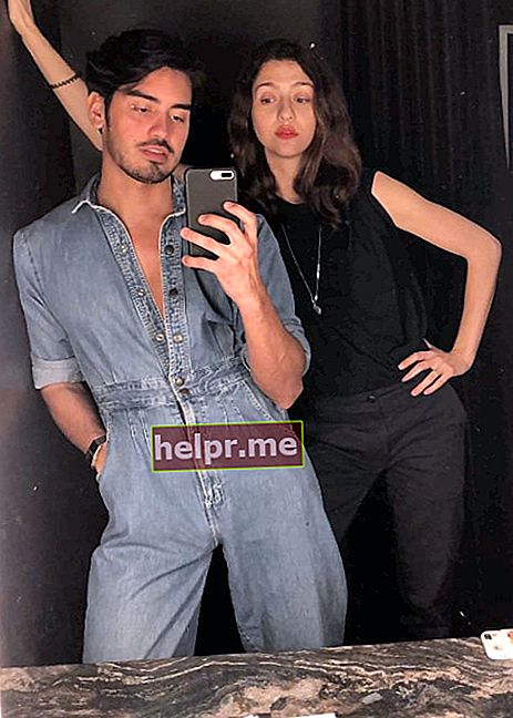 Katie Findlay posa para una selfie en el espejo junto con Alejandro Quinteros en diciembre de 2018