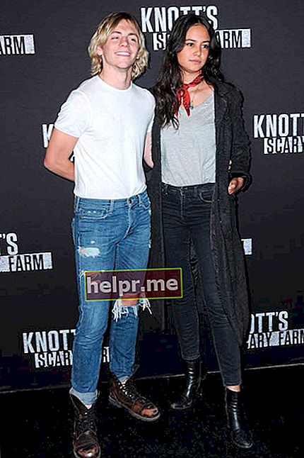 Courtney Eaton con su novio Ross Lynch en el evento de alfombra negra de Knott's Scary Farm en California en septiembre de 2016